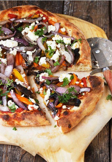 Grilled Vegetable and Goat Cheese Pizza Meatless Pizza, Pizza Stromboli, Vegetable Pizza Recipes, Grilled Pizza Recipes, Cheese Pizza Recipe, Pizza Lasagna, Pizza Vegetariana, Resep Pizza, Goat Cheese Pizza