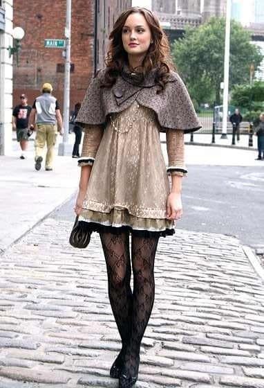 A young Blair pairs a Trina Turk cape and a Marc by Marc Jacobs dress with her signature pattern tights. Blair Waldorf Outfits, Look Adidas, Marc Jacobs Dress, Girls Thanksgiving, Estilo Indie, Skandinavian Fashion, London Outfit, Cold Outfits, Casual Preppy Outfits