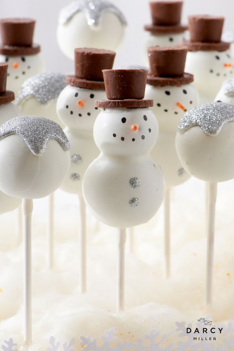 Cake Pop Recipe Christmas, Holiday Cake Balls Christmas, Cake Pop Snowman, Decorating Cake Pops Ideas, Snowman Cake Pops Easy, Cake Pops Holiday, Cake Pop Display Ideas Christmas, Winter Bakery Ideas, Snow Man Cake Pop