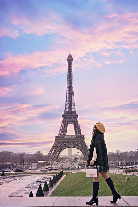 Tour Eiffel Outfit, Poses Near Eiffel Tower, Eiffel Tower Poses, Eiffel Tower Picture Ideas, Eiffel Tower Outfit, Paris Photo Ideas, Eiffel Tower Photography, Paris Travel Photography, Paris Couple