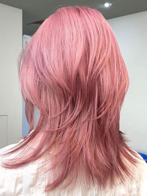 Long Layered Pink Hair, Pink Hair Layers, Hair 2023 Color, Layered Pink Hair, Pink Medium Hair, Pink Layered Hair, Hush Cut Hair Short, Korean Layered Haircut, Hush Haircut