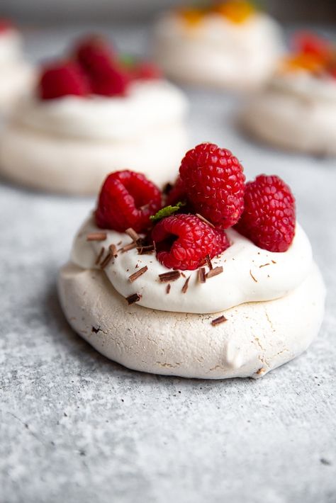 Mini Chocolate Pavlova, Raspberry Macaroons, Mini Pavlovas, Chocolate Pavlova, Meringue Pavlova, Mini Pavlova, Taco Dinner, Cream Fresh, Pavlova Recipe