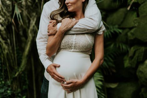 M2 Photography shares this gorgeous Ott's exotic plants greenhouse maternity shoot with you. Maternity Shoot Outdoor, Couple Maternity Poses, Plants Greenhouse, Studio Maternity Shoot, Maternity Picture Outfits, Winter Maternity Photos, Maternity Photography Poses Outdoors, Outdoor Maternity Photos, Maternity Photo Outfits