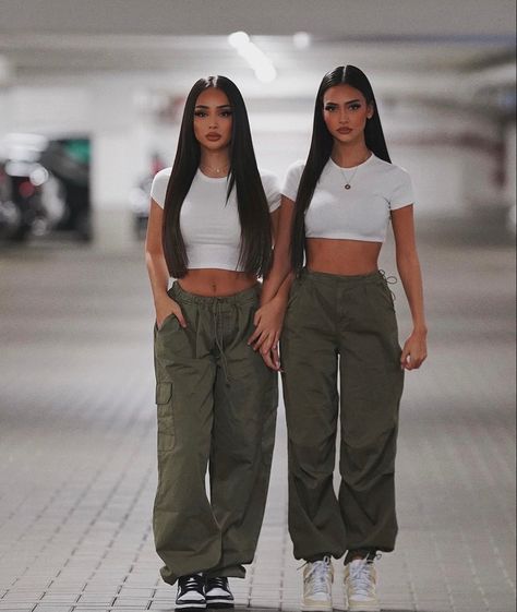 Joggers Going Out Outfit, Dunks Outfit, Bestie Outfits, Matching Outfits Best Friend, Couple Matching Outfits, Sneaker Outfits, Best Friend Photoshoot, City Outfits, Fall Outfits For Work