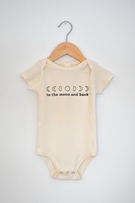 Vinyl Baby Onesies, Baby Onsie Designs, Cute Onesies For Babies, Cute Onsies, Cricut Baby Onesie, Gender Neutral Onesies, Neutral Baby Onesies, Baby Onesies Girl, Onesies For Babies