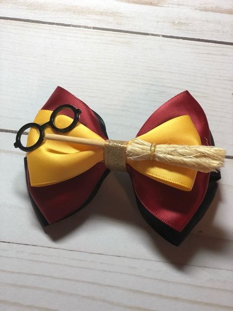 Disney Bows, Disney Hair, Harry Potter Halloween, Dragon Earrings, Hair Bow Holder, Diy Bows, Harry Potter Crafts, Harry Potter Theme, Bow Headband Hairstyles