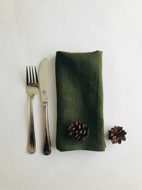 Create a festive mood in your dinning room with these luxurious dark green linen napkins. These lovely green cloth napkins are the perfect size, smooth and soft to the touch. These cloth linen napkins will be a great choice for every day use or special occasions when you need to add some elegance to your table setting. They are a great choice whether you like having a cozy dinner with your family and friends or entertaining big crowds. Cloth napkins are made from the best quality decent weight 5 Forest Green Napkins Wedding, Dark Green Napkins, Green Napkins, Rustic Restaurant, Wrapping Cloth, Fabric Gift Wrap, Green Towels, Fabric Napkin, Green Table