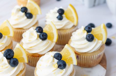 Blueberry And Lemon Cupcakes, Blueberry Lemon Cupcakes, Kiara Wedding, Blueberry Cupcakes Recipe, Lemon Wedding Cakes, Blueberry Wedding, Pink Lemonade Cupcakes, Lemon Blueberry Cupcakes, Lemon Lush