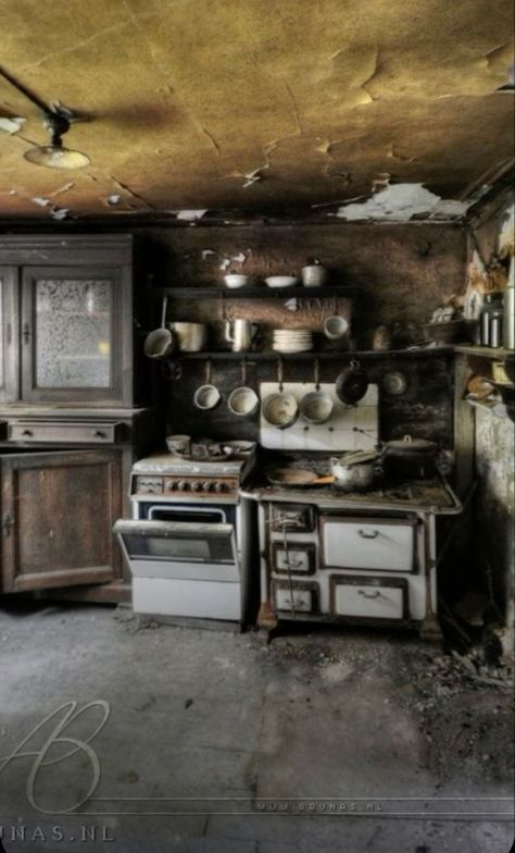 Old Abandoned Buildings, Old Abandoned Houses, Abandoned Castles, Abandoned Mansions, Photos Vintage, Old Kitchen, Haunted Places, Abandoned Buildings, Old Buildings