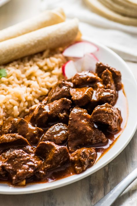 This Chile Colorado recipe combines tender pieces of beef with a rich and flavorful red chile sauce. Serve with rice for an authentic Mexican dinner! Chile Colorado Recipe, Authentic Mexican Dinner, Chile Colorado, Colorado Food, Bo Bun, Red Chile Sauce, Authentic Mexican Recipes, Traditional Mexican Dishes, Authentic Mexican Food