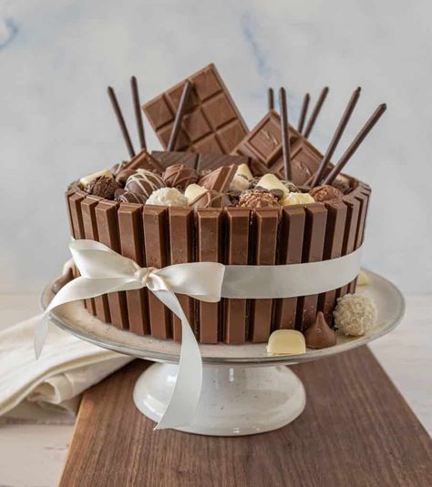 Chocolate Cake With Candy Decorations, Kit Kat Chocolate Cake, Mini Chocolate Bar Cake Decoration, Kitkat Cake Recipe, How To Decorate A Chocolate Cake Ideas, Candy Covered Cake, Chocolate Bar Cake Decoration, Kitkat Cake Decoration, Kitkat Cake Design