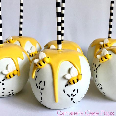 🍯Pooh Theme🍯#chocolateapples #candyapples #beethemeapples #poohthemeapples #poohoreos #poohtheme #donuts #cakepops #treats #winniethepooh… Bee Cake Pops, Oreos Cookies, Bee Themed Gender Reveal, Chocolate Covered Apples, Honey Bee Baby Shower, Bee Birthday Party, Chocolate Apples, Bee Cakes, Lime Cake