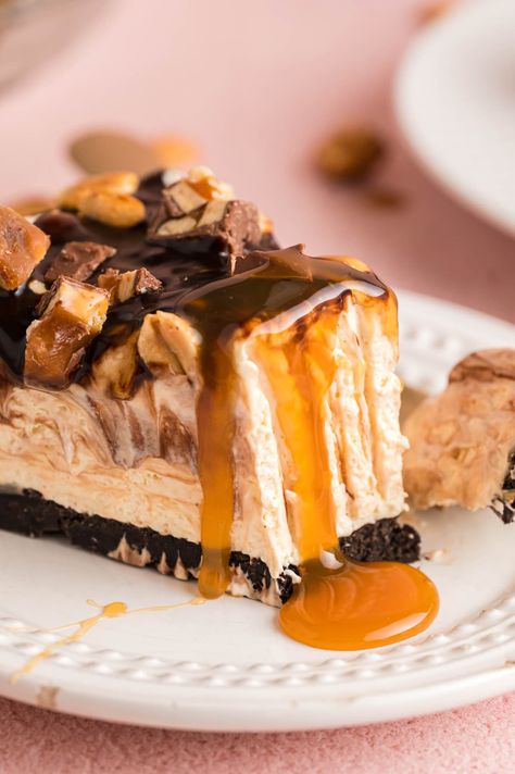 Snickers Cheesecake No Bake, Snicker Pie, Refrigerator Pies, Snickers Trifle, Snickers Cake Recipe, Party Tapas, Snickers Ice Cream Cake, Snickers Dessert, Snickers Pie