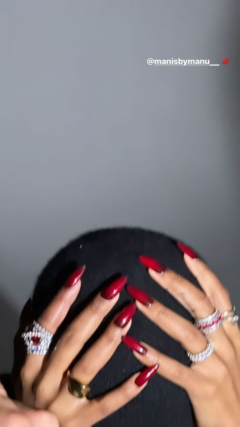 Rihanna Jewelry, Trendy Classy Nails, Rihanna Nails, Red Nail Varnish, Nice Hands, October Mood, Deep Red Nails, Kutek Disney, Dark Red Nails