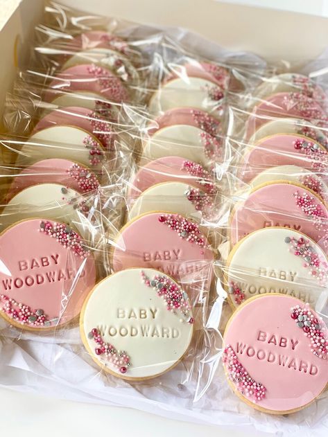 Vanilla Pod Photography, Cookies Souvenir, Fondant Cookies Ideas, Vanilla 2.0 Sugar Cookies, Baby Shower Sugar Cookies Girl, Fondant Sugar Cookies, Personalised Cookies, Baby Shower Biscuits, Babbling Abby Sprinkle Cookies