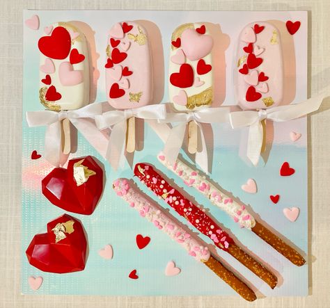 Chocolate Covered Treats Valentines, Valentine's Day Treat Boxes, Cakecicles Valentines Day, Valentines Day Chocolate Covered Treats, Popsicle Valentines, Cakesicles Valentines Day, Valentines Day Cakesicles, Valentines Cakesicles Ideas, Valentine’s Day Dessert Box Ideas