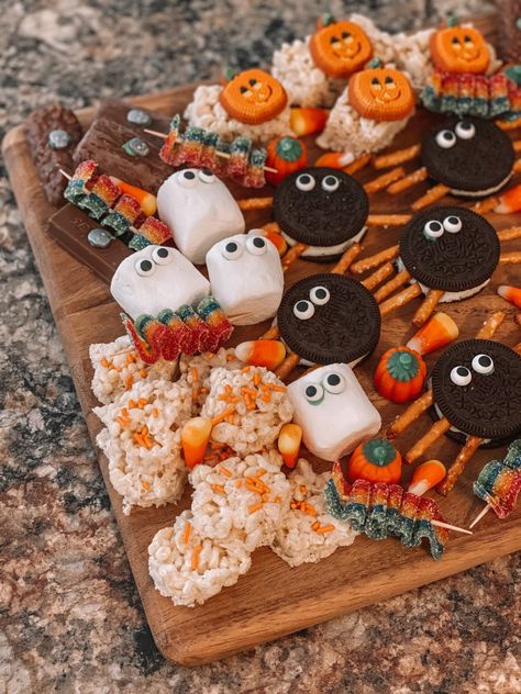 Halloween Dessert Charcuterie Board, Halloween Dessert Charcuterie, Cookie Charcuterie Board, Cookie Charcuterie, Dessert Charcuterie Board, Dessert Charcuterie, Halloween Dessert, Oreo Cookie, Halloween Desserts