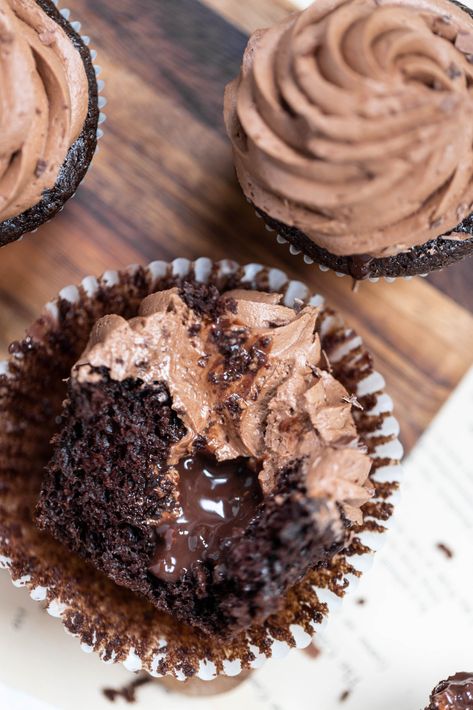 Easy Chocolate Cupcake Recipe, Chocolate Fudge Cupcakes, Chocolate Buttercream Recipe, Best Chocolate Cupcakes, Chocolate Fudge Sauce, Cupcake Cream, Chocolate Cupcakes Moist, Chocolate Frosting Recipes, Best Chocolate Desserts