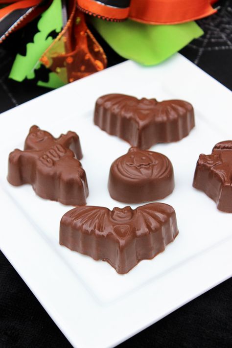 Candy Molds Recipes, Halloween Candy Molds, Chocolates Recipe, Deco Mesh Wreath Tutorial, Yummy Things To Bake, Filled Chocolates, Halloween Sounds, Filled Candy, Chocolate Candy Recipes