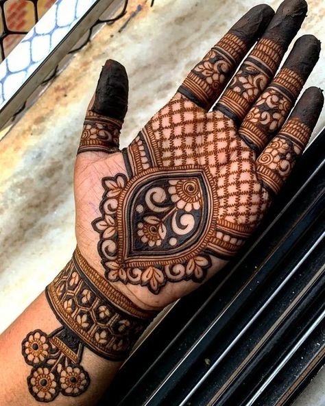 Front Hand Mehndi Design, Front Hand Mehndi, Palm Mehndi Design, Mehndi Designs Simple, Hand Mehndi Design, Very Simple Mehndi Designs, Simple Mehndi Designs Fingers, Rose Mehndi Designs, Engagement Mehndi Designs