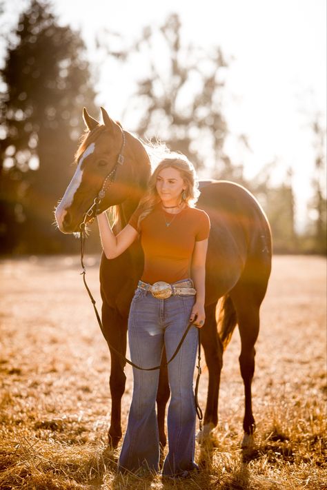 Outfits For Horse Photoshoot, Sr Pics With Horse, Posing With A Horse, Poses With Horses Photography, Horse Photo Shoot Outfits, Western Pictures With Horses, Barrel Racer Senior Pictures, Horse Pics Photography, Photo Shoot With Horses Cowgirl