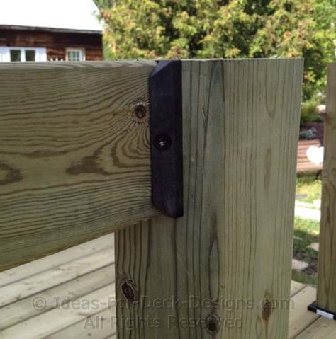 Top rail connection mating with railing post Diy Deck Railing, Deck Railing Diy, Wood Deck Railing, Deck Building Plans, Easy Deck, Laying Decking, Deck Installation, Deck Construction, Deck Railing