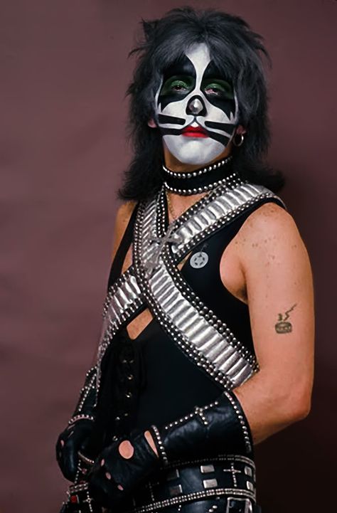 Black And White Face Paint, Eric Singer, Kiss Costume, White Face Paint, Vinnie Vincent, Kiss Images, Kiss Members, Eric Carr, Peter Criss