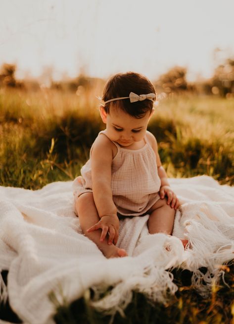 I Year Old Photo Shoot, Field First Birthday Pictures, Boho One Year Old Photoshoot Outdoor, One Year Old Field Pictures, Baby Girl Photoshooting Ideas For Summer, Summer 1 Year Photos, Simple First Birthday Photoshoot Outside, Fall 1 Year Pictures, 1 Year Photoshoot Ideas Outside