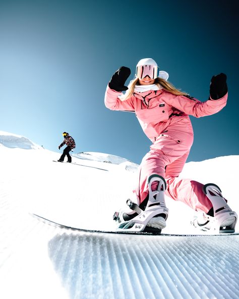 Snowboarding Aesthetic Girl, Ski Outfits For Women, Girls Ski Trip, Snowboarding Pictures, Snowboarding Photography, Snowboarding Aesthetic, Ski Pictures, Snowboard Girl, Snowboarding Trip