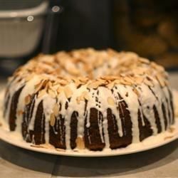 This white chocolate and almond delight will have your guests reeling. Although it looks intimidating, it is an easy and delicious holiday treat. Amaretto Cake Recipe, Amaretto Cake, Toffee Chips, Cake Bites, Rum Cake, Bundt Cakes Recipes, Chocolate Cake Mixes, Toasted Almonds, Bundt Cake