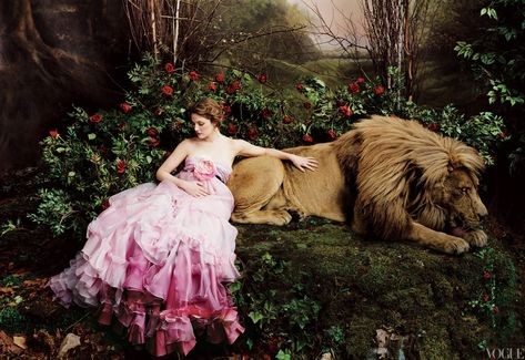 Disney Dream Portraits – Annie Leibovitz – China Bambi Annie Leibovitz Photography, Grace Coddington, Vogue Photo, Gavin Rossdale, Susan Sontag, Vogue Archive, Fantasy Gifts, Annie Leibovitz, Vogue Us