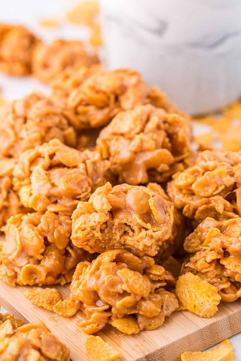 Irresistible of sweet, crunchy and chewy Peanut Butter Cornflake Cookies! This easy no bake cookie recipe is so easy to make and so delicious. No Bake Peanut Butter Cornflake Cookies, Peanut Butter Cornflake Clusters, Cornflake Bars Peanut Butter, Peanut Butter Cornflakes, Peanut Butter Cornflake Bars, Cornflake Candy, Cornflake Recipes, Cornflake Cookies Recipe, No Bake Cookie Recipe