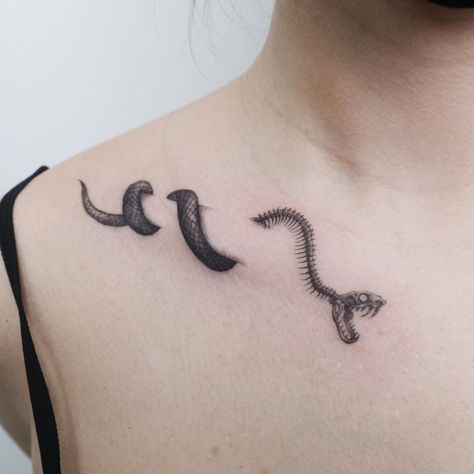 Snake on the collarbone Thank you for the trust . . . #snaketattoo #collarbonetattoo #snakeskeletontattoo #torontotattoos… Tiny Cross Tattoo, Collar Bone Tattoo For Men, Collarbone Tattoos, Colorful Flower Tattoo, Clavicle Tattoo, Bone Tattoos, Snake Tattoo Design, Skeleton Tattoos, Modern Tattoos