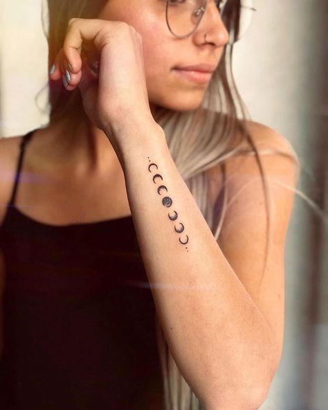 First Tattoo Placement, Luna Tattoo, 42 Tattoo, Diy Tattoo Permanent, Moon Phases Tattoo, Model Tattoo, Ring Finger Tattoos, Tattoos Mandala, Tattoo Trend