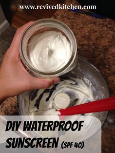 Homemade Waterproof Sunscreen (SPF 40) Sunscreen Recipe, Waterproof Sunscreen, Haut Routine, Pasta Dental, Homemade Cosmetics, Natural Sunscreen, Diy Cosmetics, Diy Body, Spf Sunscreen