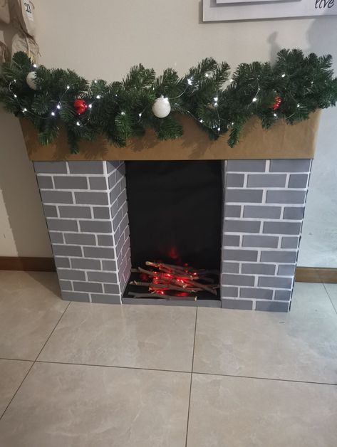 Caminetto fuoco legno cartoncino gomma crepla mattoni caminetto finto ghirlanda natale luci Luci Led, Kindergarten Ideas, Family Photo, Holidays And Events, Family Photos, Christmas Crafts, Fireplace, Holidays, Christmas