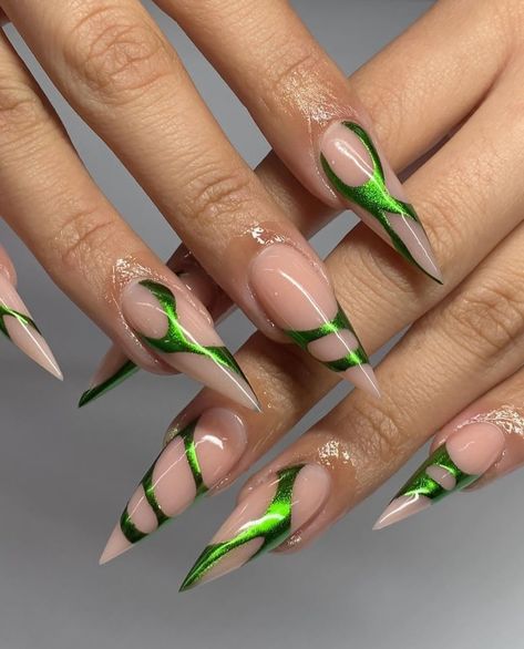 Dark Green Stiletto Nails, Green Stiletto Nails Designs, Stiletto Nails Green, Green Nails Stiletto, Green Stiletto Nails, Stiletto Nails Short, Stilleto Nails Designs, Acrylic Nails At Home, Metallic Nail Polish