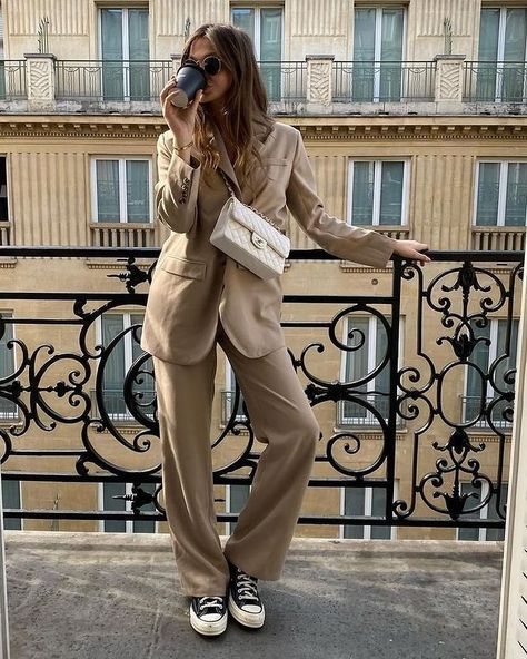 status:LUSSO (@statuslusso) • Instagram photos and videos Parisian Academia, Trousers With Sneakers, White Bag Outfit, Beige Blazer Outfit, Oversized Blazer Outfit, Parisian Look, Outfit Oversize, Bag Outfit, Beige Outfit