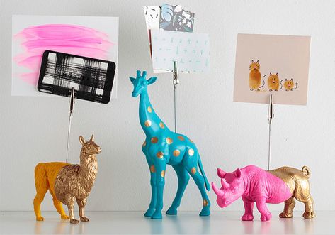 20 Fun and Chic DIYs with Plastic Animal Toys — Value Minded Mama Diy Old Toys, Diy Party Animals, Upcycle Toys, Plastic Animal Crafts, Diy Pet Toys, Artsy Ideas, Toy Animals, Animal Toys, Photo Holders