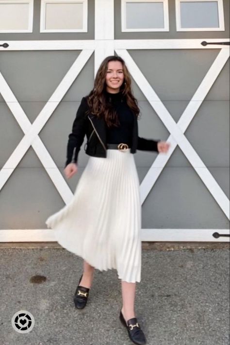 Maxi Pleated Skirt Outfit, Pleated Maxi Skirt Outfit, Dress With Loafers, Fancy Casual Outfits, Pleated Skirt Outfits, Loafers For Women Outfit, Winter Holiday Outfits, Pleated Skirt Outfit, Loafers Outfit