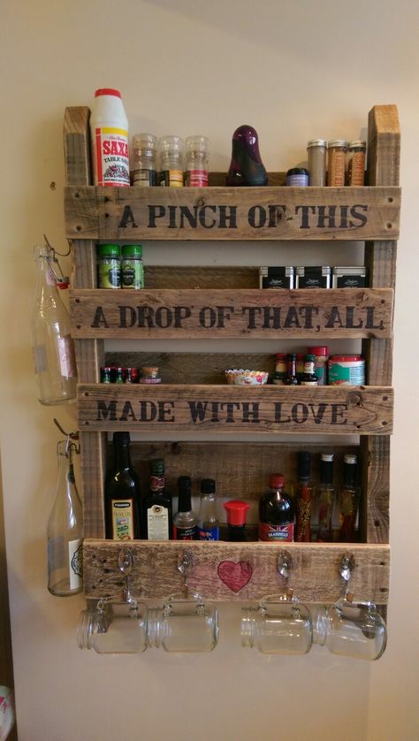 Farmhouse Spice Rack Ideas Kitchen, Spice Rack Out Of Pallets, Season Rack Ideas, Pallet Spice Rack Diy, Seasoning Rack Ideas, Wooden Spice Rack Ideas, Farmhouse Spice Rack Ideas, Wall Spice Rack Ideas Diy, Rustic Spice Rack Ideas