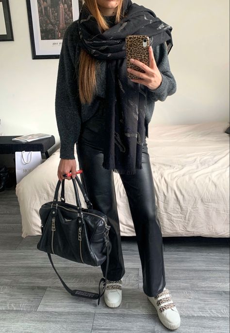 Outfit Du 16, Outfit 16eme Paris, Outfit Pantalon Cuir, Outfit Cuir, Winter Stockholm Style, Outfit Ideas Hiver, Stockholm Style School, Outfit Parisienne, Leather Pants Fit