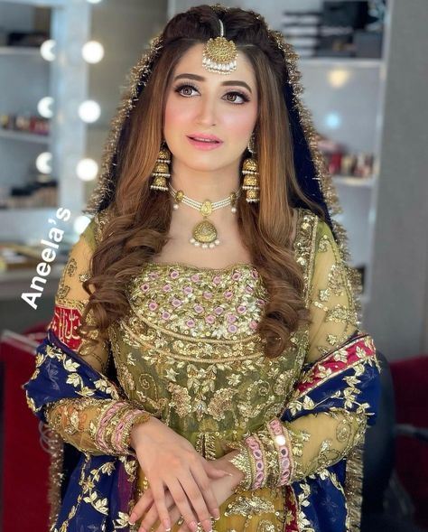 Hairstyle For Mehndi Bride, Mehendi Hairstyles Brides Pakistani, Barat Bridal Hairstyle, Barat Hairstyles Pakistani, Hairstyle For Bridal, Mehndi Bride Hairstyles, Mehndi Makeup Looks Pakistani, Mehndi Hairstyles For Bride, Mehndi Brides Pakistani