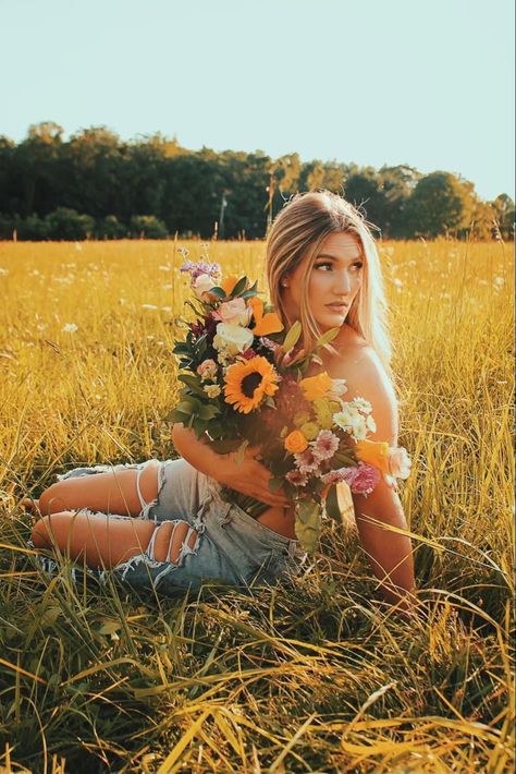 Floral Mini Session Photo Shoot, Wildflower Bouquet Photoshoot, Fall Floral Photoshoot, Flower Session Photo Ideas, Photo Shoot Ideas Flowers, Flowers Covering Chest Photoshoot, Nude Flower Photoshoot Ideas, Flower Photography People, May Photoshoot Ideas