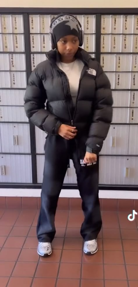 Northface Coat Outfits, North Face Nuptse Jacket Outfit, North Face Outfits Women, North Face Coat Outfit, Northface Jacket Outfits, The North Face Puffer Jacket Outfit, Canada Winter Outfit, North Face Fits, North Face Puffer Jacket Outfit