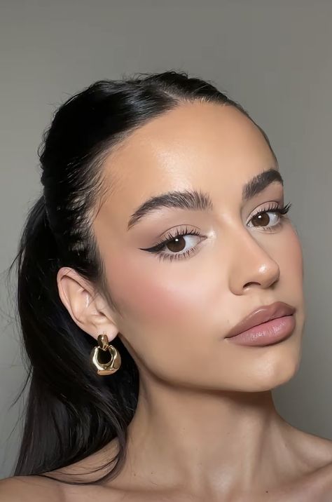 Make Up Looks Round Face, Round Face Baddie Makeup, Make Up Rounded Face, Natural Makeup Round Face, Soft Latina Makeup, Makeup For Black Eyes, Day Time Makeup, Makeup Round Face, Olive Skin Makeup