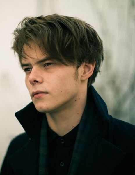 Charlie Heaton is the actor who played Jonathan on Stranger Things Stranger Things Jonathan, Xavier Samuel, Charlie Heaton, Jonathan Byers, Stranger Things 3, Photographie Portrait Inspiration, Stranger Things Art, Stranger Things Aesthetic, Stranger Things Wallpaper