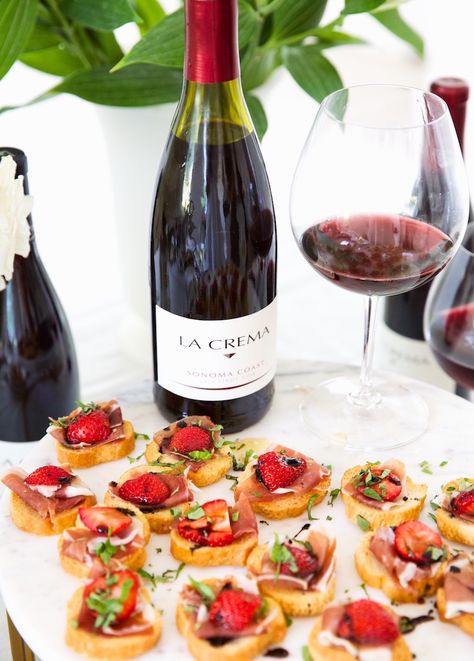 wine & crostini pairings Wine Parings, Fig Appetizer Recipes, Zucchini Appetizer Recipes, Wine Night Appetizers, Classy Appetizers, Wine Party Appetizers, Mini Thanksgiving, Wine Appetizers, Grilled Vegetable Recipes