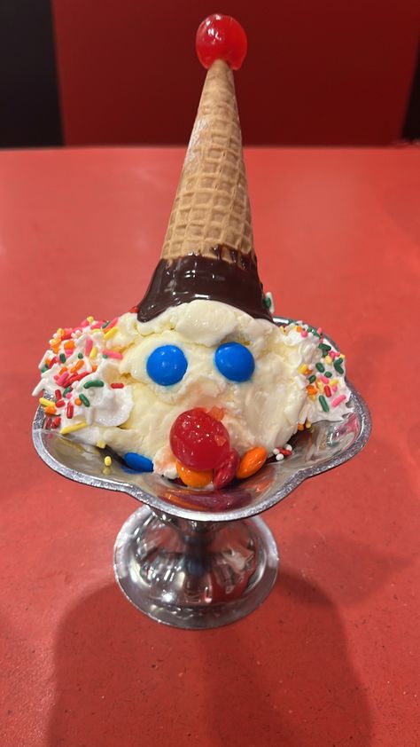 Clown Sundae, Clown Party Ideas, Kidcore Cake, Friendly's Restaurant, Clown Ice Cream, Ice Cream Clown, Birthday Nostalgia, Clown Stuff, Cool Food