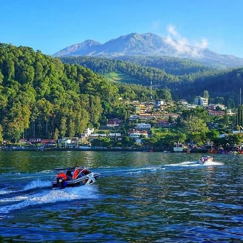 Telaga Sarangan, Sun Block, Weekend Vibes, Beautiful Places, Vision Board, Places To Visit, Indonesia, Lake, Hotel